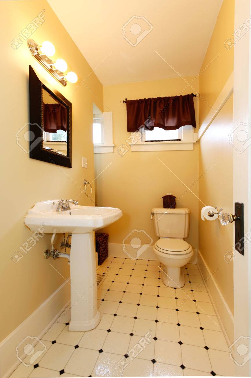Salle De Bain Jaune Avec Carrelage Conçu, Miroir Cadre En Bois Et ... Salle De Bain Jaune Avec Carrelage Conçu, Miroir Cadre En Bois Et ...