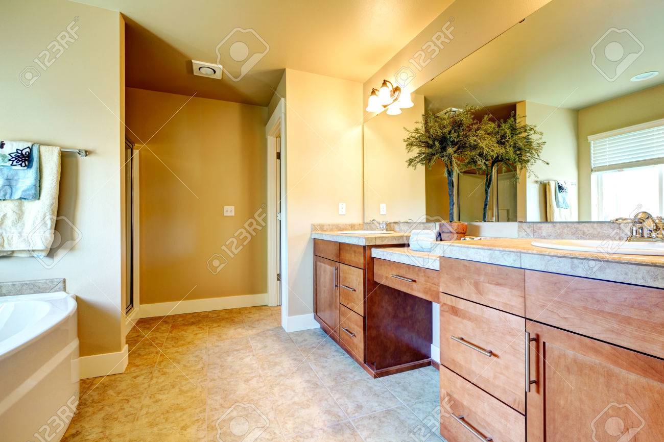 Devis Salle De Bain Exemple ~ ivoire salle de bain avec armoires de rangement en bois carrelage Devis Salle De Bain Exemple ~ ivoire salle de bain avec armoires de rangement en bois carrelage
