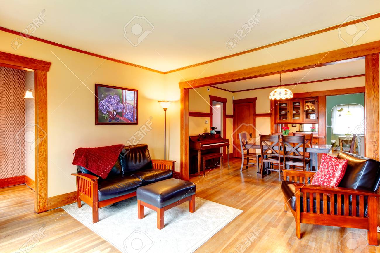 Elfenbein Gemutliches Wohnzimmer Mit Ledercouch Sessel Teppich Offene Wandgestaltung Mit Esszimmer Lizenzfreie Fotos Bilder Und Stock Fotografie Image 26095018