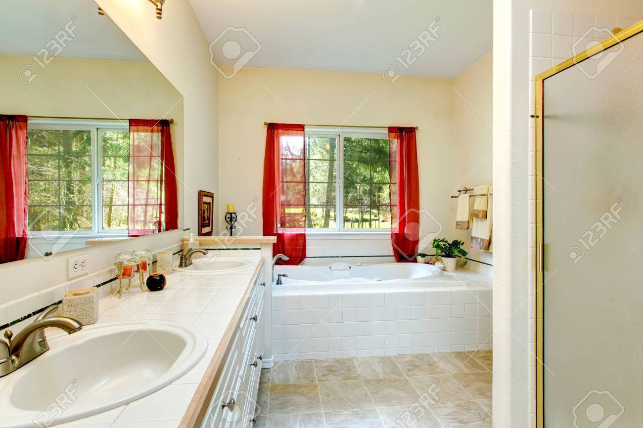Catalogue Keuco Salle De Bain ~ belle salle de bains en ivoire avec un sol en b ton et la fen tre Catalogue Keuco Salle De Bain ~ belle salle de bains en ivoire avec un sol en b ton et la fen tre