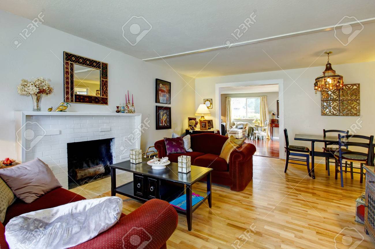 Weiß Wohnzimmer Mit Einem Backstein-Hintergrund Kamin, Couchtisch ... Weiß Wohnzimmer Mit Einem Backstein-Hintergrund Kamin, Couchtisch ...