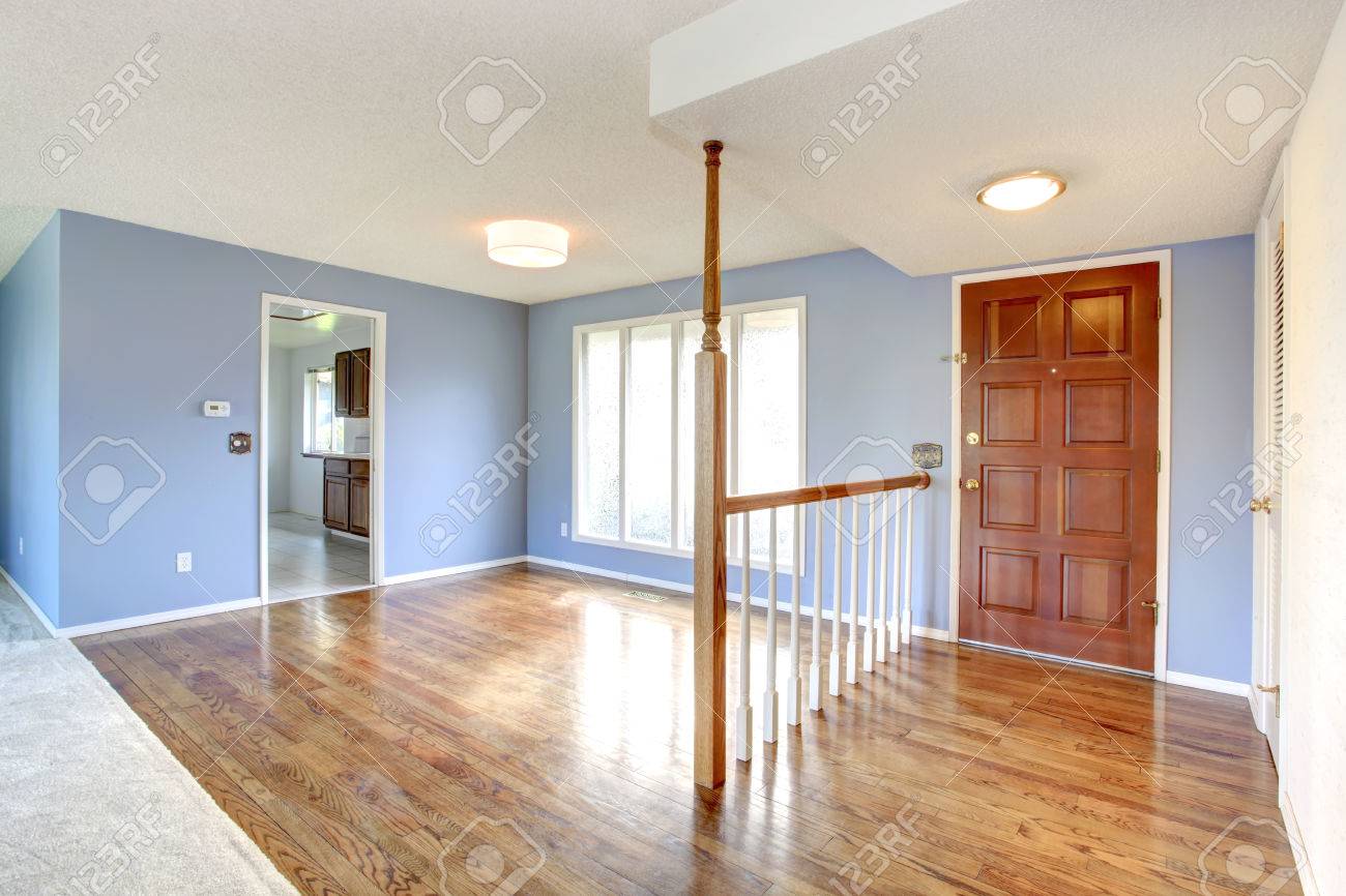 Lavender Wand Leeren Flur Und Wohnzimmer Mit Holzboden Und Große ... Lavender Wand Leeren Flur Und Wohnzimmer Mit Holzboden Und Große ...