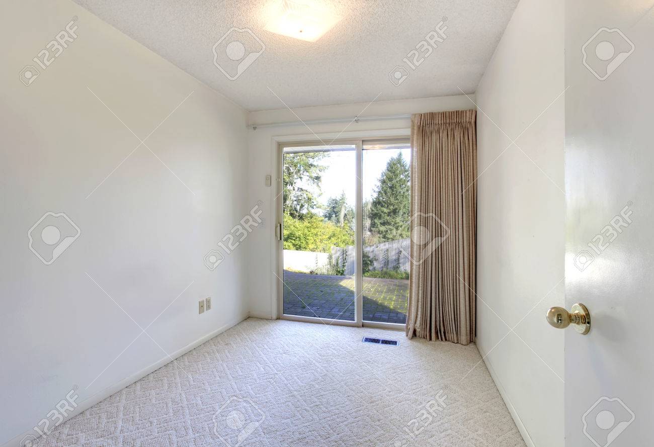 ベージュのカーペットの床とベージュのカーテンと空の白い部屋 スライド ドアおよびストライキのデッキのビュー の写真素材 画像素材 Image