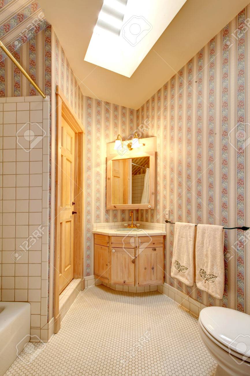 Bright Estrecho Baño Con Mueble Lavabo Y Espejo Esquina Fotos