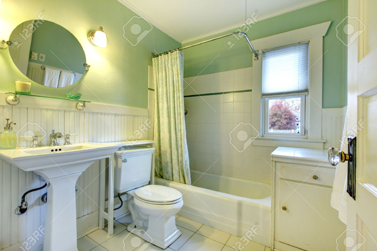 Cuarto De Baño De La Menta Con Cortinas De Color Verde Claro, Piso ... Cuarto De Baño De La Menta Con Cortinas De Color Verde Claro, Piso ...
