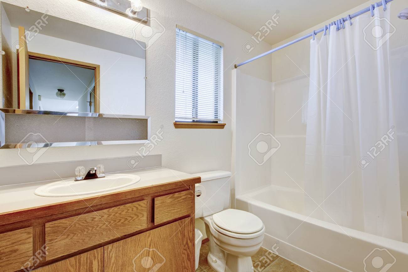 Luminoso Cuarto De Baño Con Ventana, Mueble De Lavabo De Madera ... Luminoso Cuarto De Baño Con Ventana, Mueble De Lavabo De Madera ...