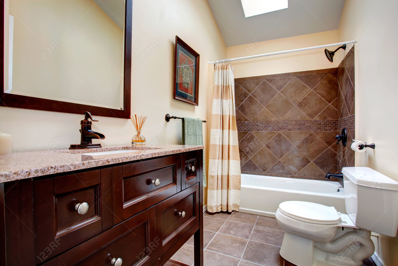 Salle De Bains D\'Ivoire Avec La Couleur De Chocolat Vanité, Toilette ... Salle De Bains D\'Ivoire Avec La Couleur De Chocolat Vanité, Toilette ...