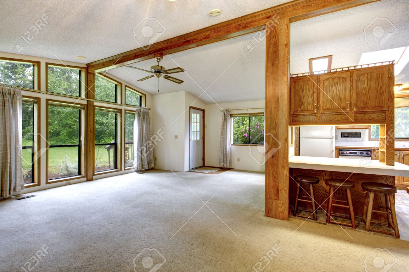 Leeren wohnzimmer in bauernhaus hohe decken mit balken und boden bis zur decke fenster mit blick