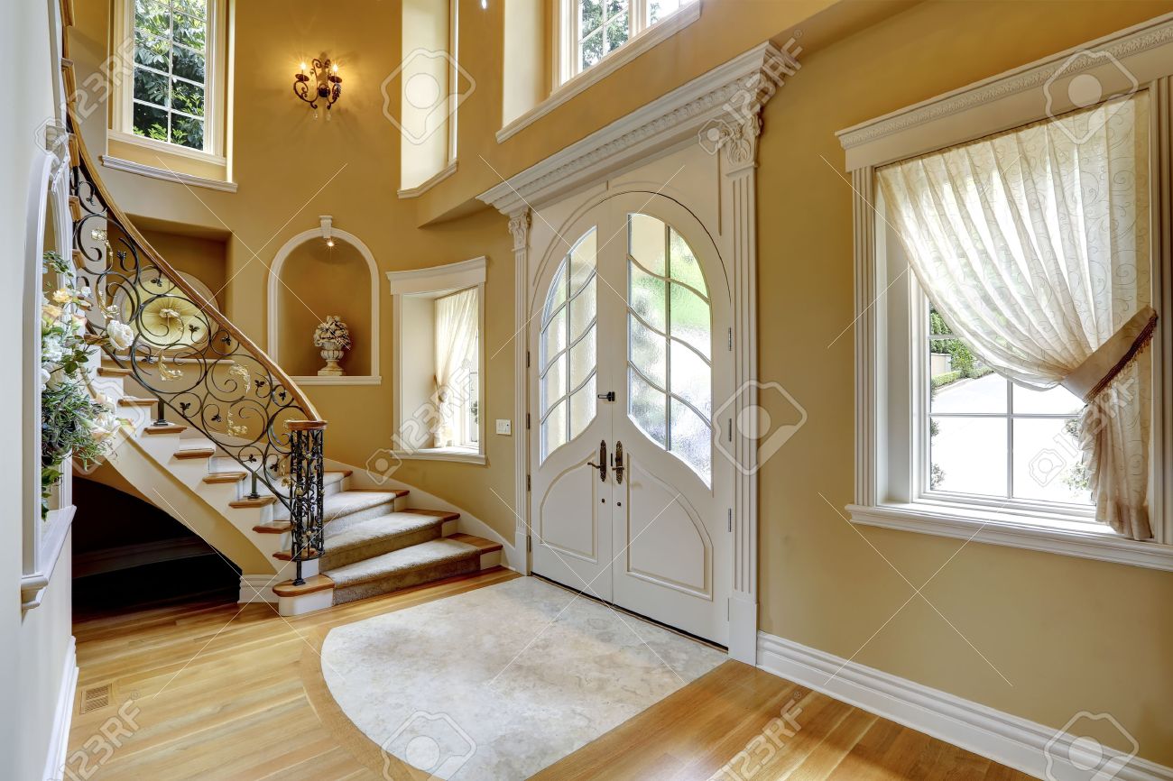 Bella soffitto alto ingresso con scala e nicchie decorate nelle ... Disegno Scala Parete