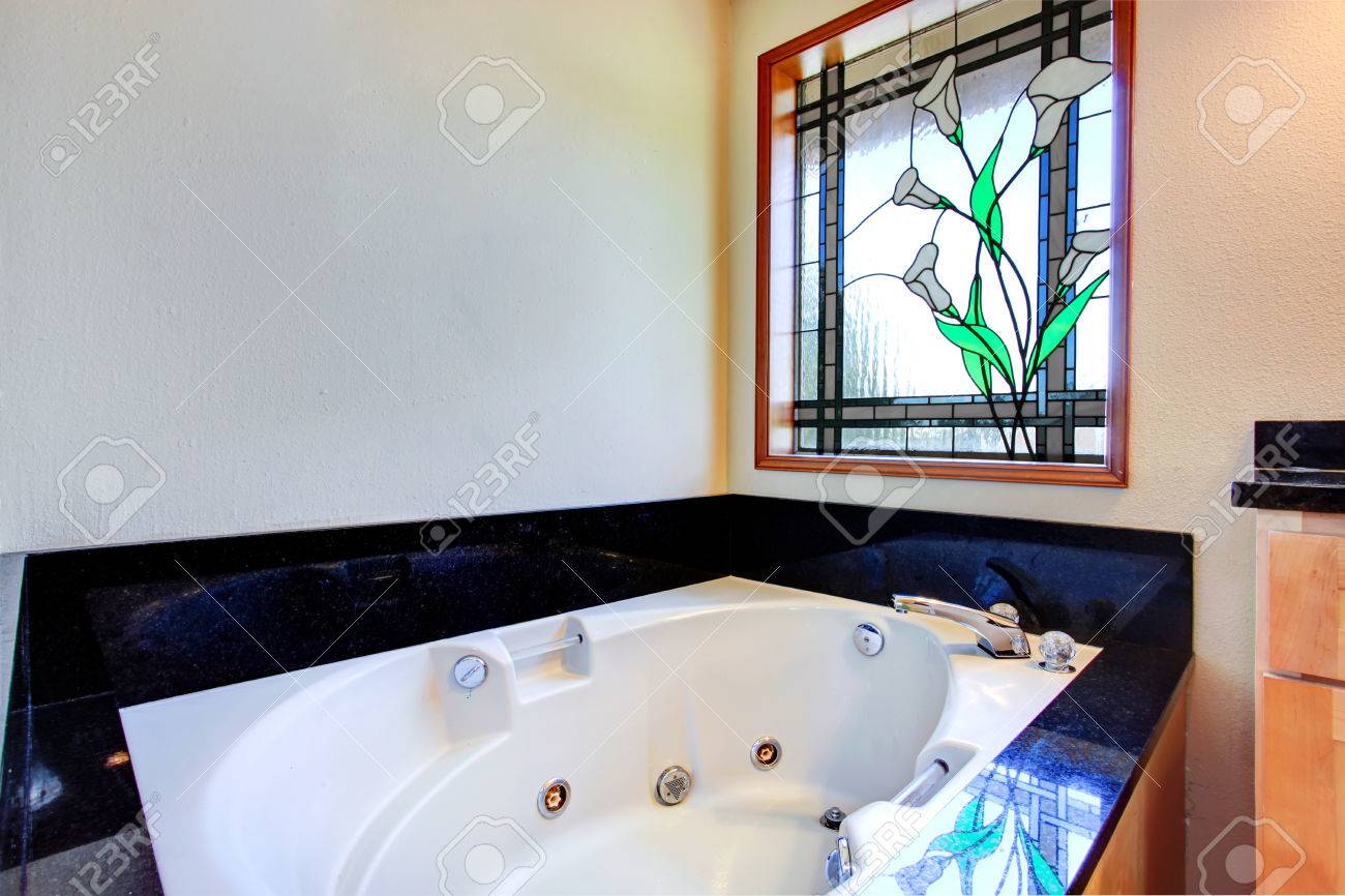 Badezimmer Mit Whirlpool Badewanne Weiss Schwarz Fliesenverkleidung Um Ihn Herum Und Glasfenster Lizenzfreie Fotos Bilder Und Stock Fotografie Image 27594049