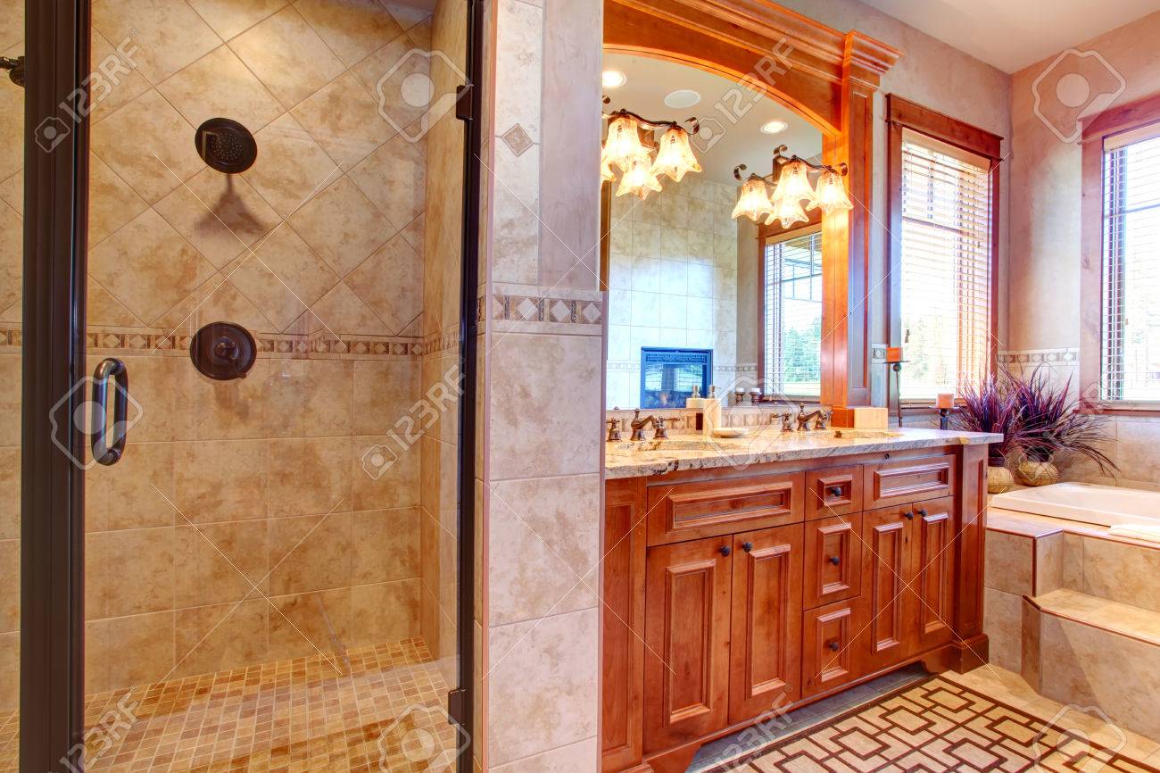 Immagini Stock Bagno Di Lusso Con Splendida Vanita Doccia Porta