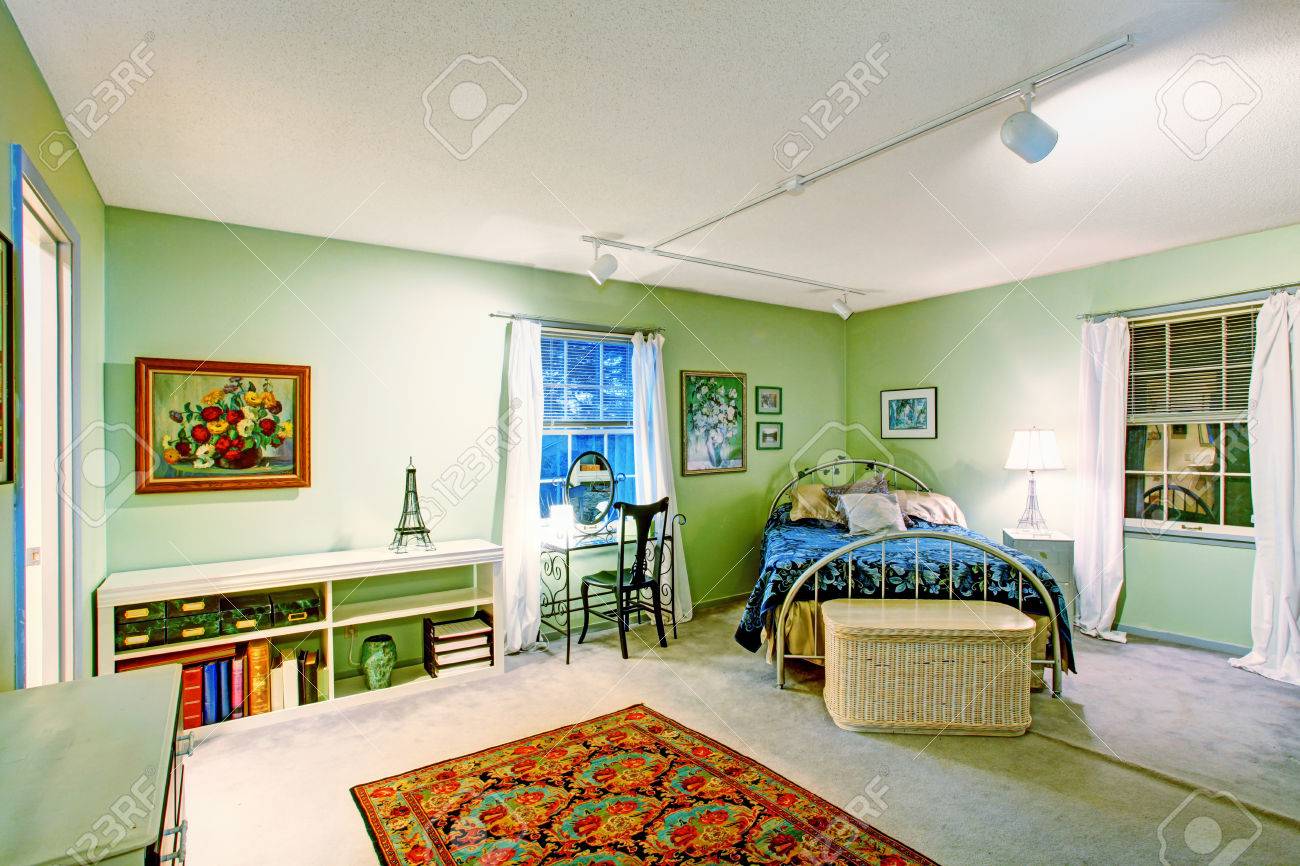 Grünes Schlafzimmer Mit Antiken Bett, Korb Brust, Schreibtisch Und ... Grünes Schlafzimmer Mit Antiken Bett, Korb Brust, Schreibtisch Und ...