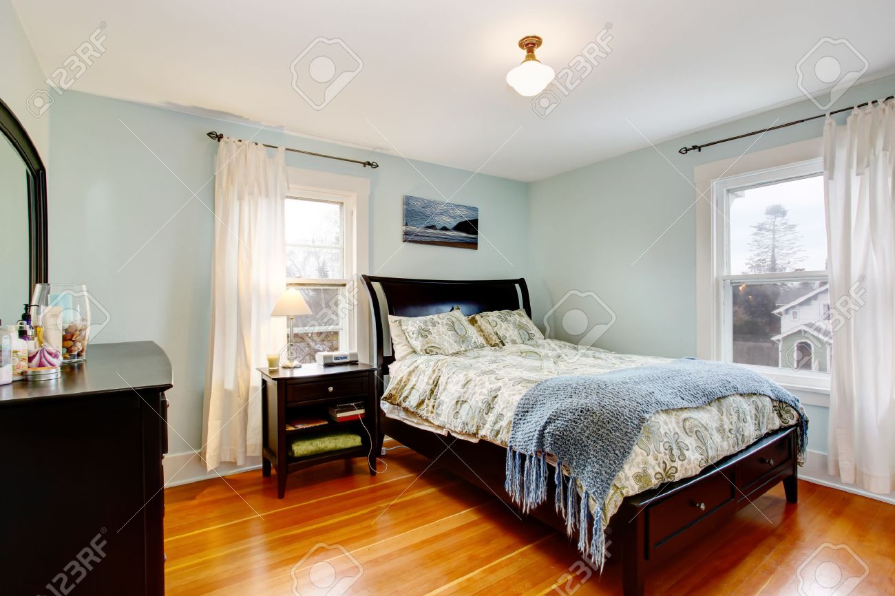 Lgiht Chambre Bleue Avec Deux Fenêtres Et Plancher De Bois Franc ... Lgiht Chambre Bleue Avec Deux Fenêtres Et Plancher De Bois Franc ...