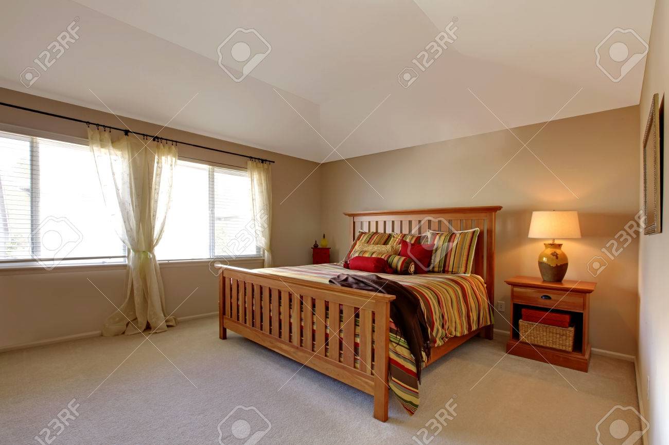Chambre à Coucher Avec Lit Lagre De Bois Et Table De Chevet Avec Une ... Chambre à Coucher Avec Lit Lagre De Bois Et Table De Chevet Avec Une ...