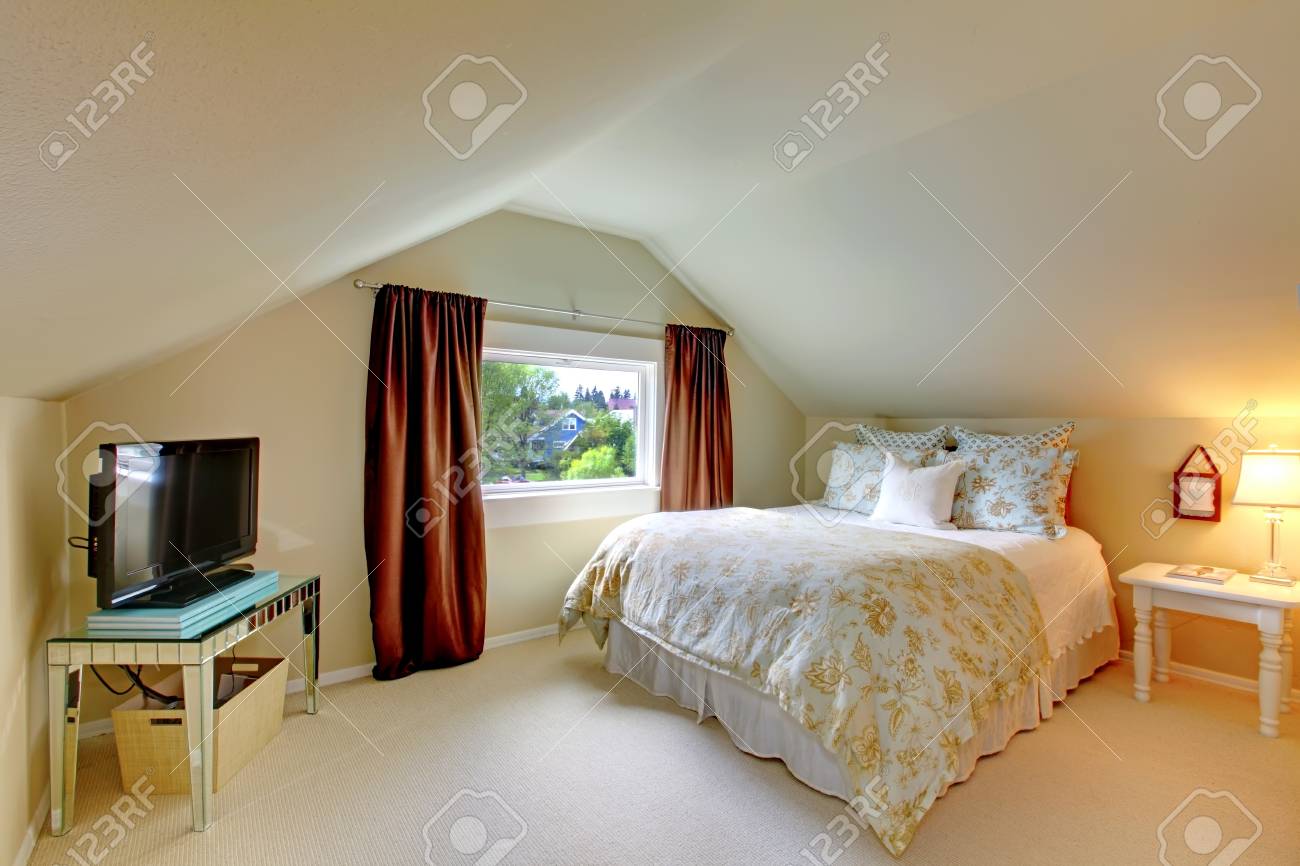 Beige Dachgeschoss Schlafzimmer Mit TV, Braunen Vorhängen Und Weißen ... Beige Dachgeschoss Schlafzimmer Mit TV, Braunen Vorhängen Und Weißen ...