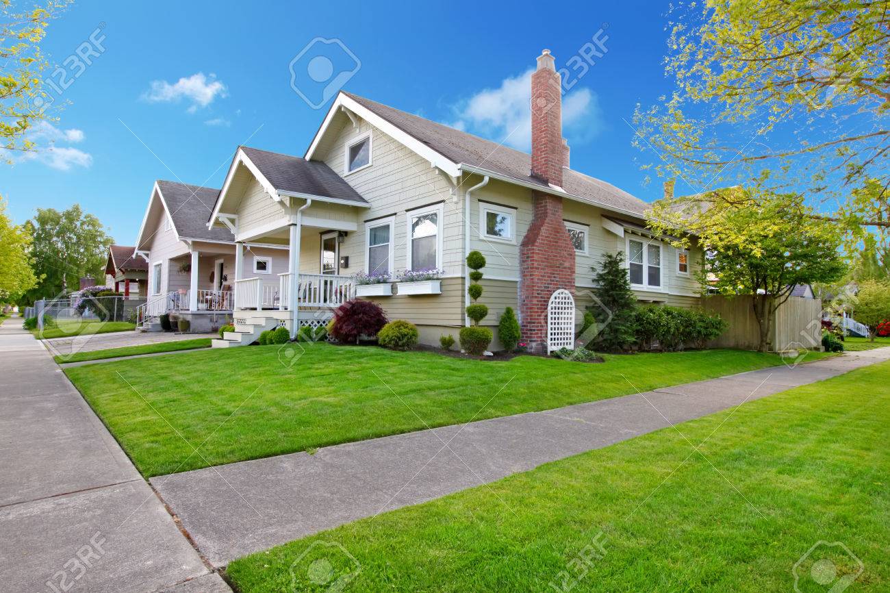 美しい春のアメリカの小さな家の外観 の写真素材 画像素材 Image