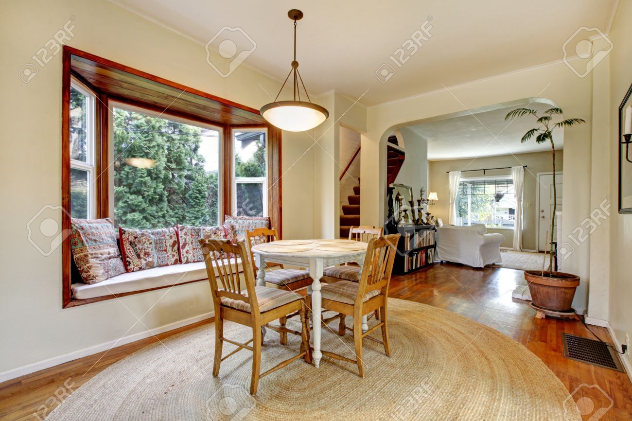 Comedor En Casa Antigua Con Juego Mesa Rústica, Banco De La Ventana ... Comedor En Casa Antigua Con Juego Mesa Rústica, Banco De La Ventana ...