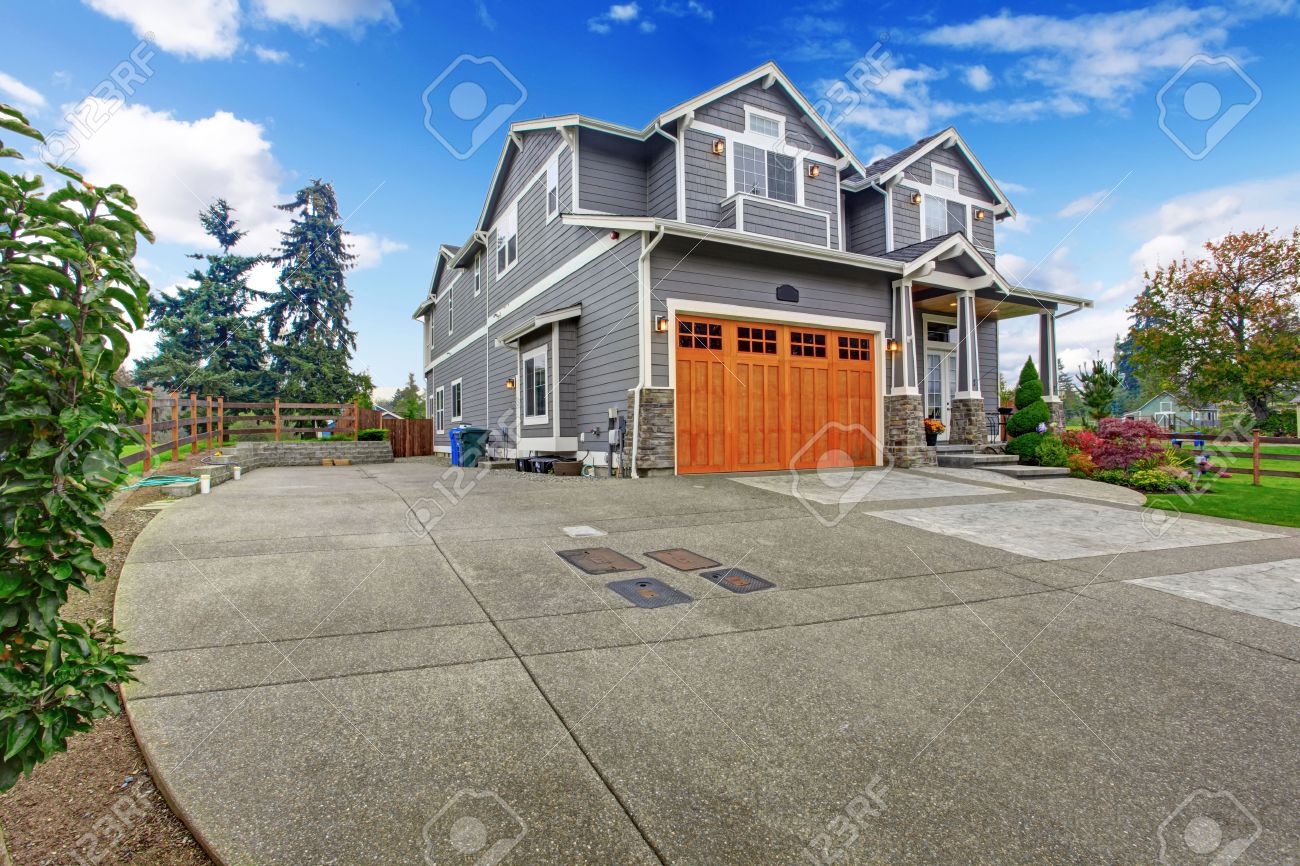 ハウス外観 列のポーチ ガレージや私道のビューと大きな家 の写真素材 画像素材 Image