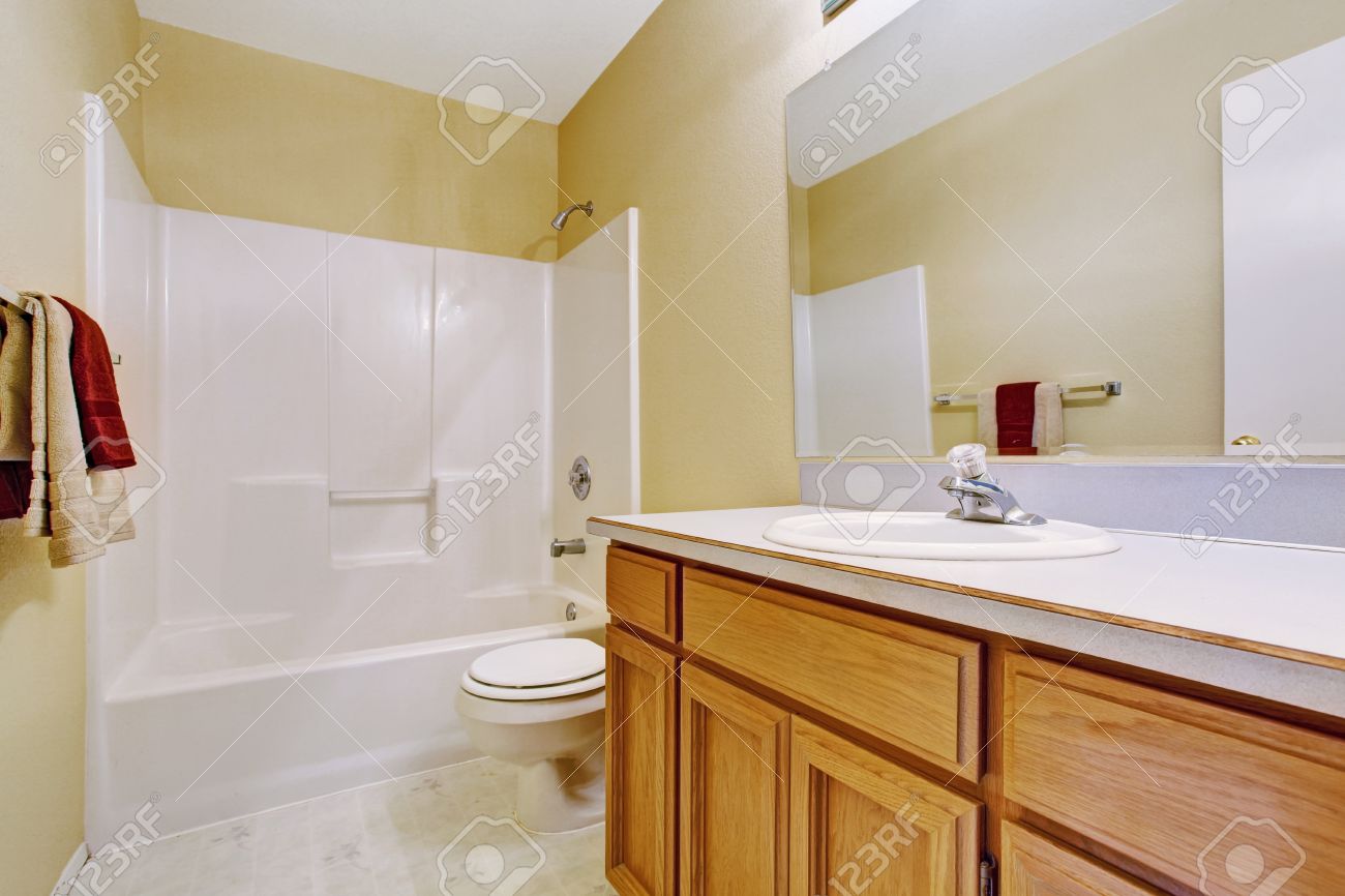 Catalogue Keuco Salle De Bain ~ salle de bains int rieur vide de l ivoire doux avec baignoire blanc Catalogue Keuco Salle De Bain ~ salle de bains int rieur vide de l ivoire doux avec baignoire blanc