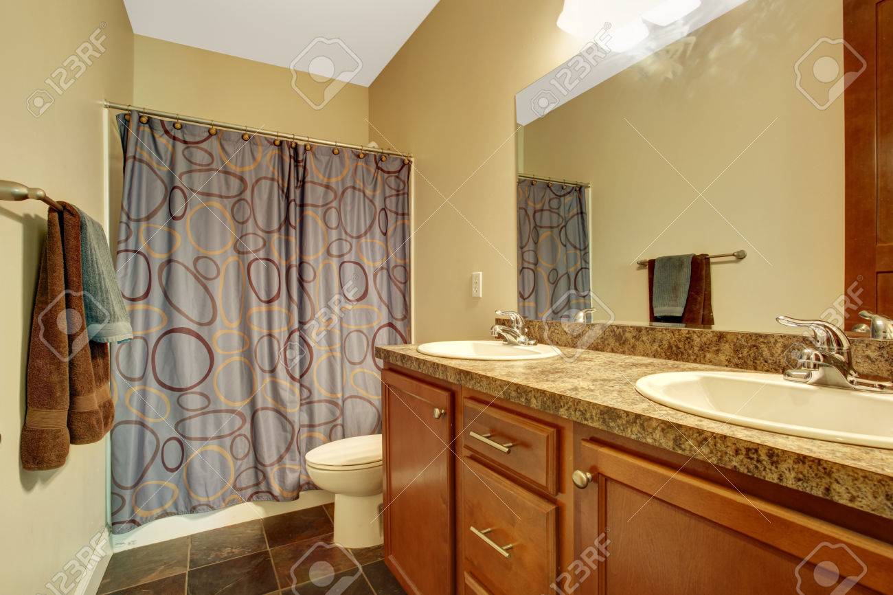 Cuarto De Baño En Color Marfil Suave Con Gabinete De La Vanidad ... Cuarto De Baño En Color Marfil Suave Con Gabinete De La Vanidad ...