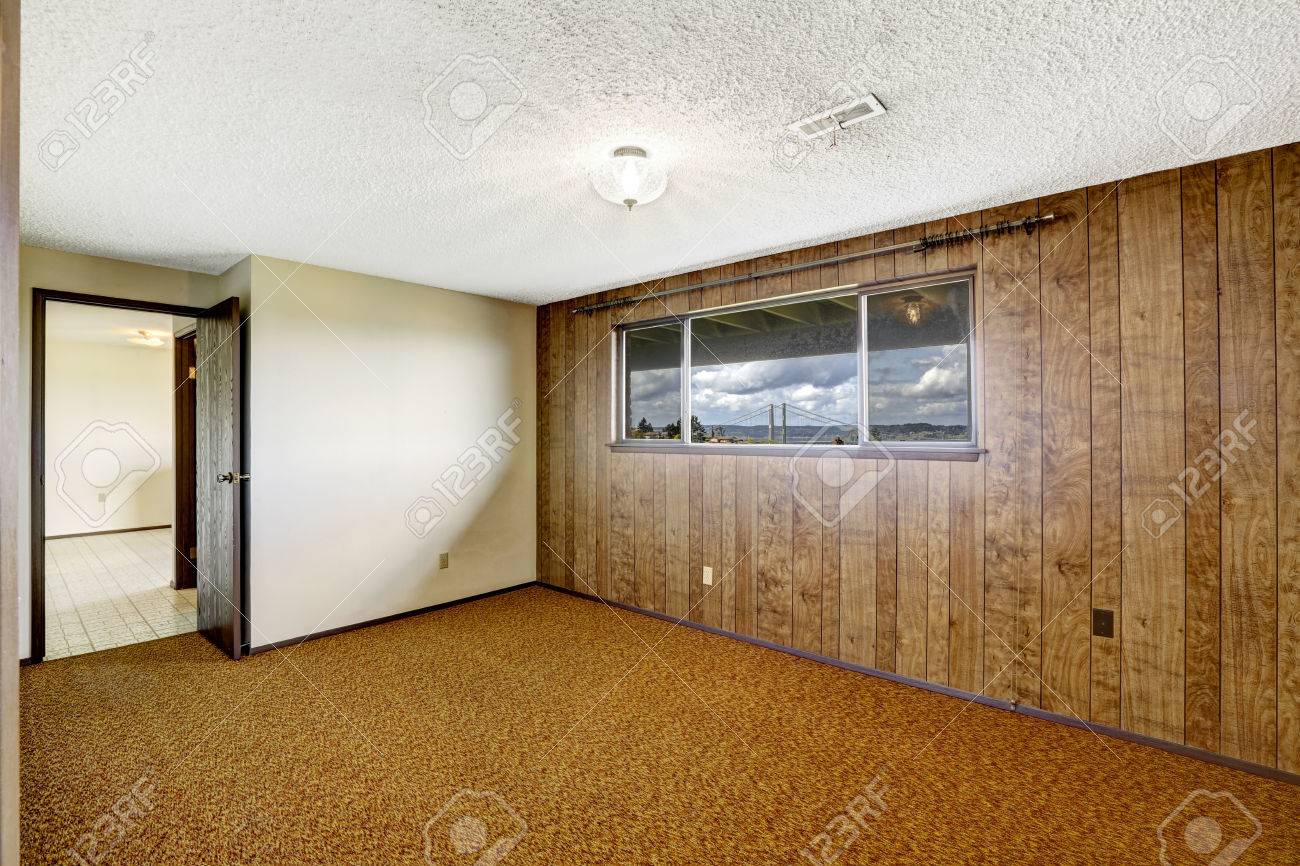 木の板と空の部屋の羽目板張りの壁と茶色のカーペット床 ギグ ハーバー ブリッジの窓からの美しい景色 の写真素材 画像素材 Image