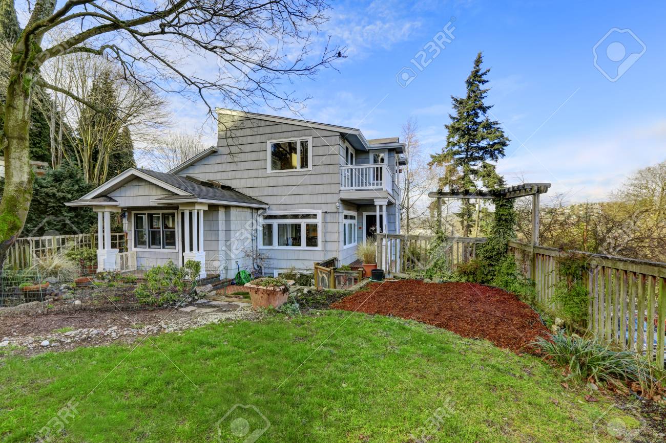 Haus Aussen Mit Windfang Und Vorgarten Lizenzfreie Fotos Bilder