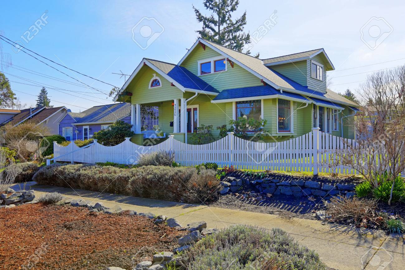 Hellgrun Haus Mit Sauleneingang Veranda Und Vorgarten Mit Weissem
