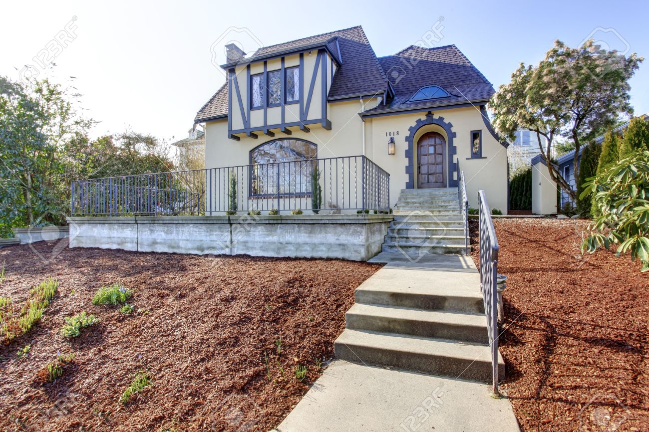 美しい象牙英語講師の前庭の風景と階段の家 の写真素材 画像素材 Image