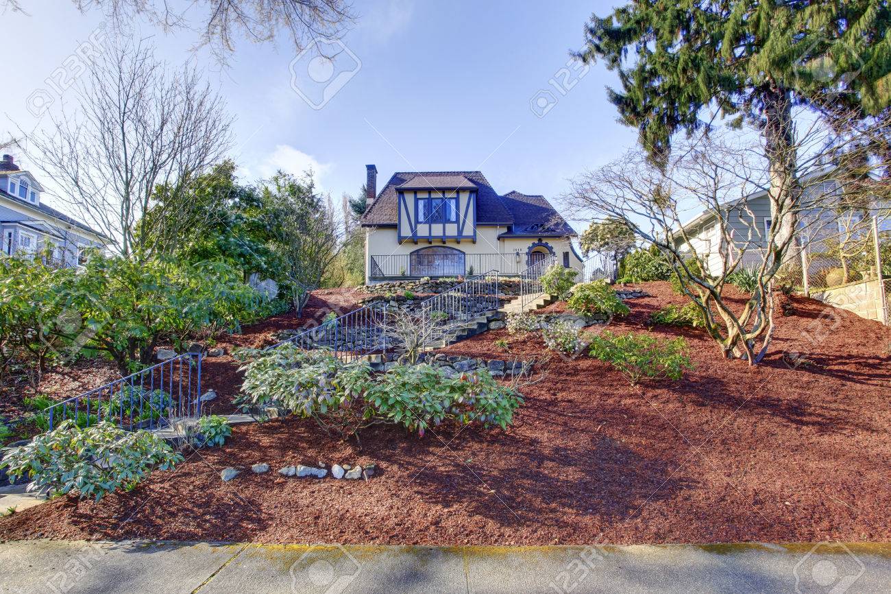 美しい象牙英語講師の前庭の風景と階段の家 の写真素材 画像素材 Image