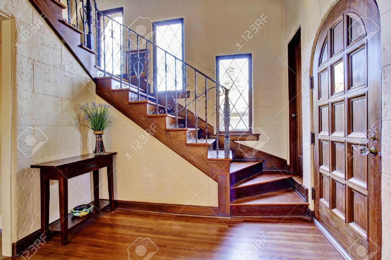 木製の玄関ドアを高級住宅と鉄の手すりと階段の美しい入口廊下 の写真素材 画像素材 Image