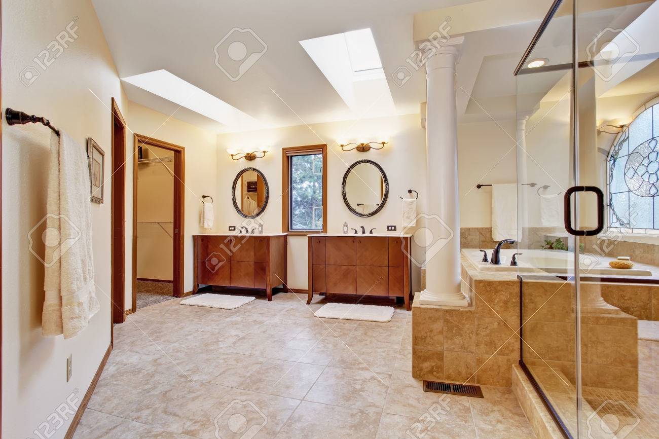 Renovation Salle De Bain Gex ~ salle de bain de luxe lumineux avec puits de lumi re vue de deux Renovation Salle De Bain Gex ~ salle de bain de luxe lumineux avec puits de lumi re vue de deux