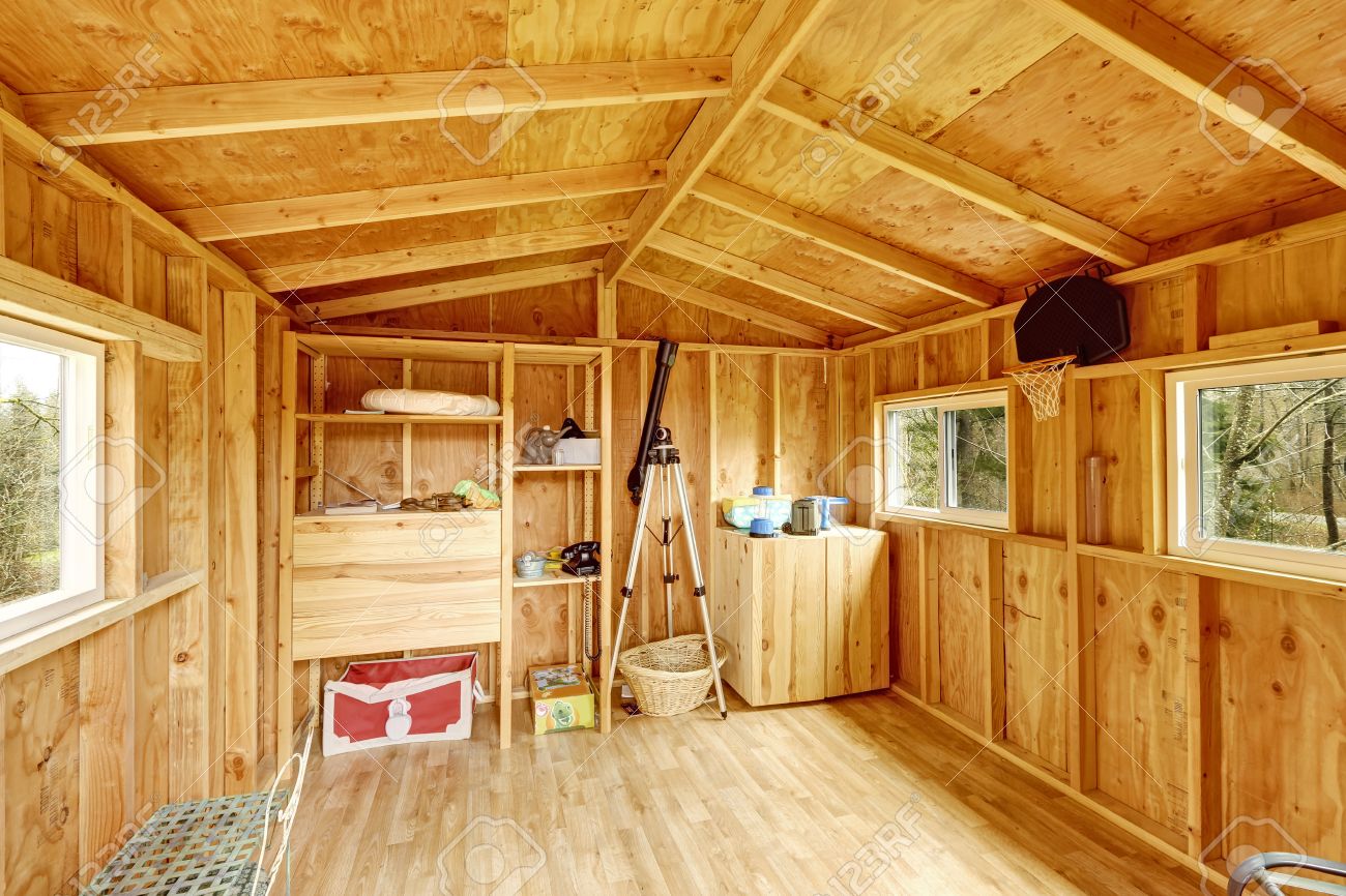 堅木張りの床と Vauled の天井に小さな木の家のインテリア の写真素材 画像素材 Image