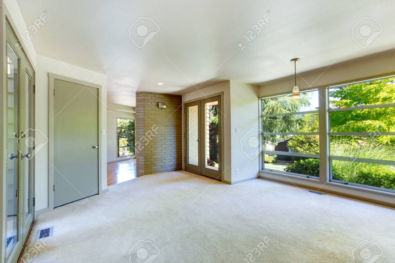 Casa Vacia Interior De Habitaciones Con El Ajuste De La Pared De