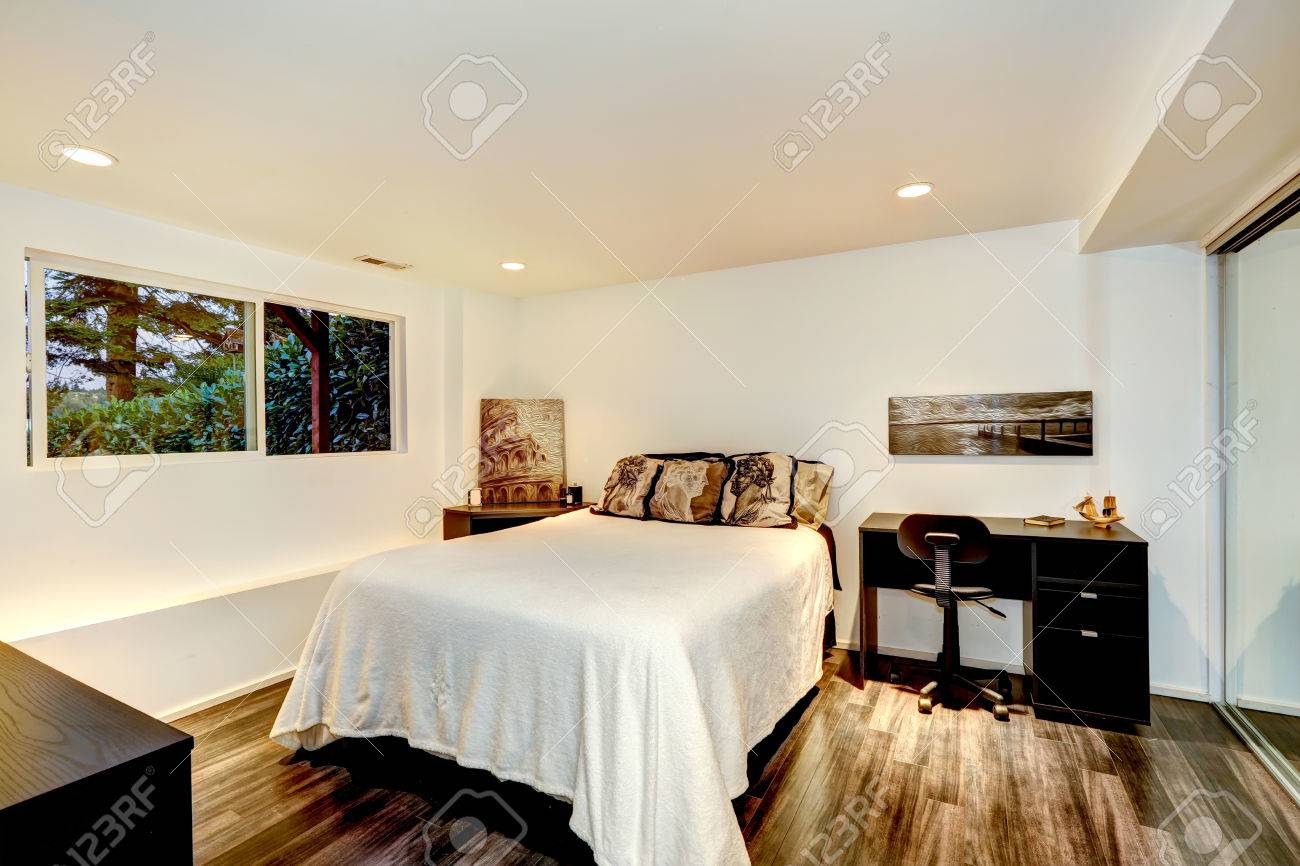 ダークウッドの床とオフィス エリアの白い寝室インテリア の写真素材 画像素材 Image