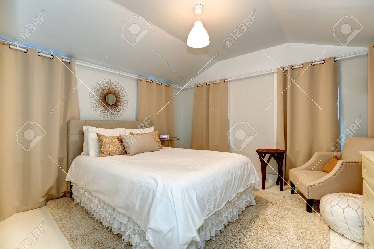 elegantes schlafzimmer in sanften farben mit mokka vorhänge und weißen bett