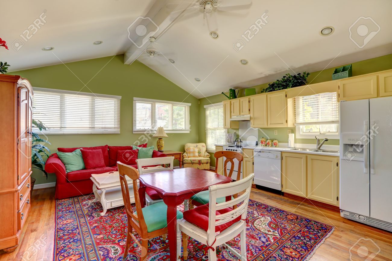 Chambre Colorée Avec Le Mur Vert, Armoires De Cuisine Jaune Et Un ... Chambre Colorée Avec Le Mur Vert, Armoires De Cuisine Jaune Et Un ...