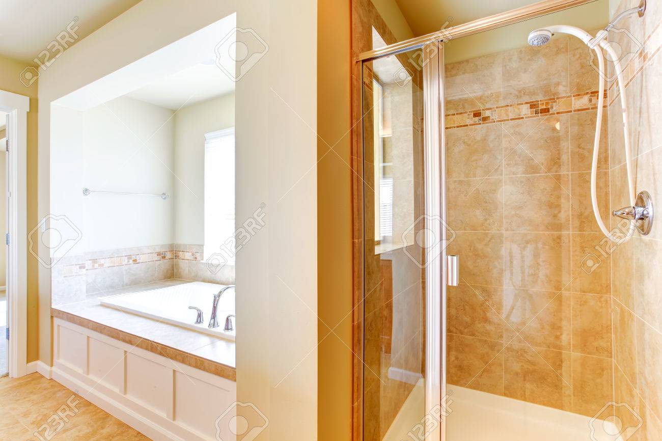 Cuarto de baño con techo abovedado y ducha de cristal: fotografía de stock  © iriana88w #54420635