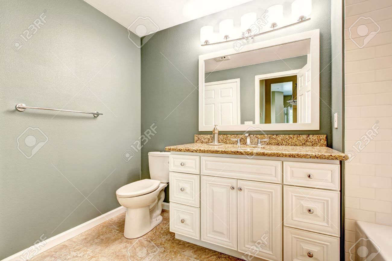 Mobiletto del bagno vanità bianco con piano in granito e specchio ... Pavimento beige colore pareti