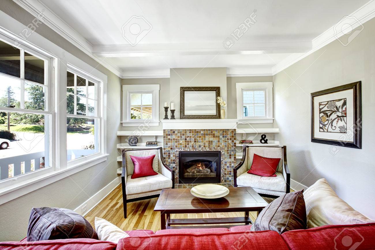 暖炉のある居心地の良い小さなリビング ルームです 茶色と赤い枕で飾られた部屋 の写真素材 画像素材 Image