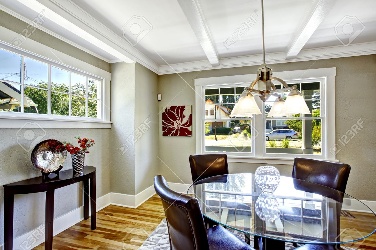 Juego De Comedor. Redonda De Vidrio Con Sillas De Cuero. Habitación Luminosa Con Ventanas Es Perfecto Para Comedor Fotos, Retratos, Imágenes De Libres De Derecho. Image 31306171.