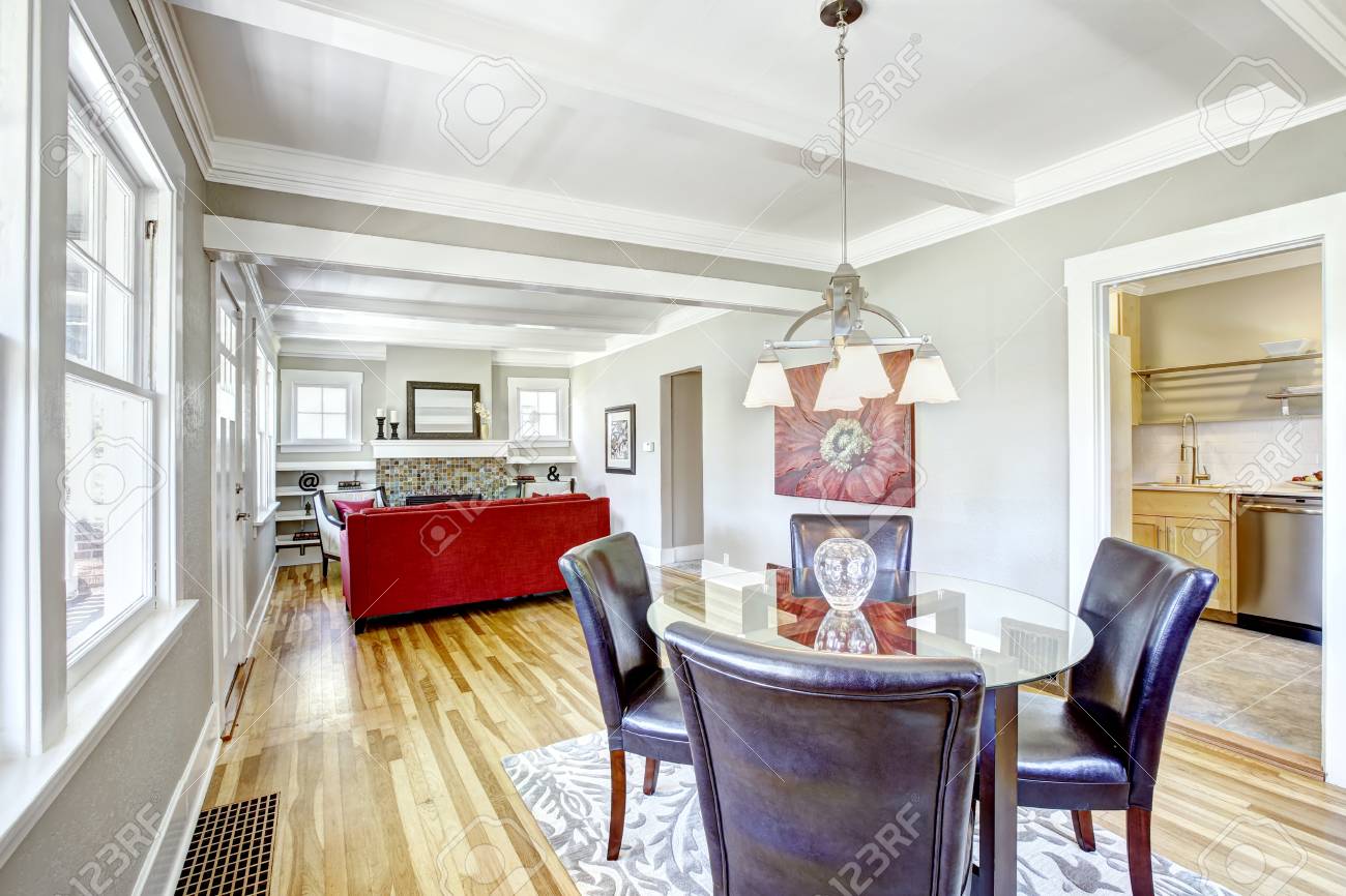 Set Da Pranzo Vetro Tavolo Rotondo Con Sedie In Pelle Camera Luminosa Con Le Finestre è Perfetto Per Sala Da Pranzo