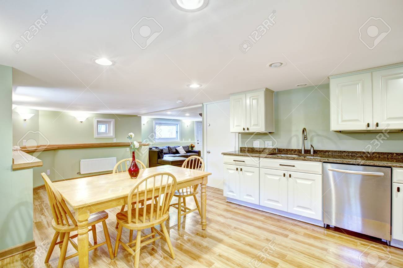 Sótano Cocina Con Mesa De Comedor Rústico Situado En El Apartamento ... Sótano Cocina Con Mesa De Comedor Rústico Situado En El Apartamento ...