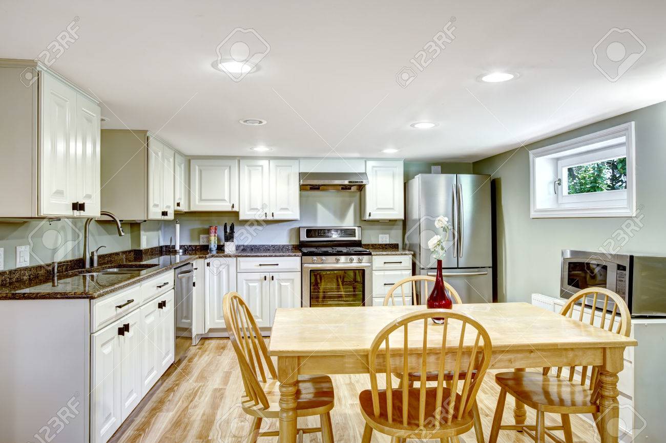 Sótano Cocina Con Comedor Rústico Mesa Puesta En El Apartamento De ... Sótano Cocina Con Comedor Rústico Mesa Puesta En El Apartamento De ...