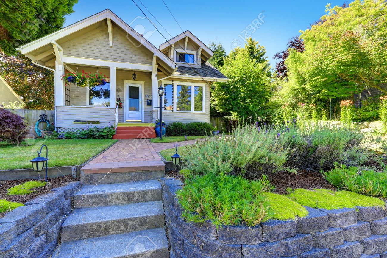 古典的なアメリカの家の外観 タイル れんが造りの通路と階段の前の庭風景 の写真素材 画像素材 Image