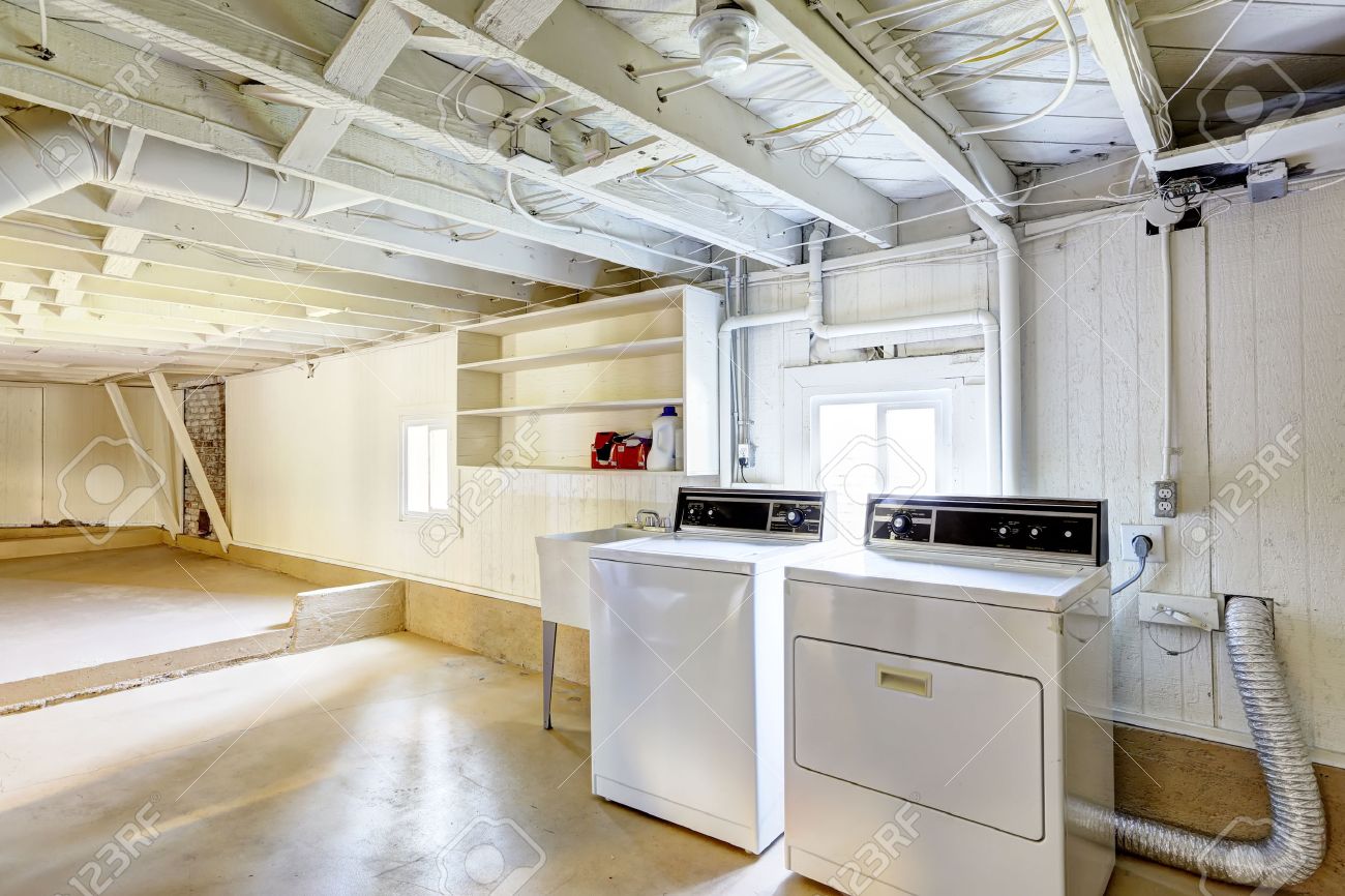 Spacieux sous-sol avec buanderie vide dans la maison américaine Spacieux sous-sol avec buanderie vide dans la maison américaine