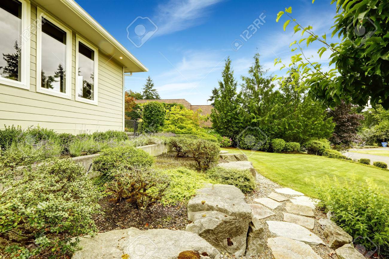 Ideen Fur Vorgarten Landschaftsgestaltung Rasen Mit Stein Gehweg Und Felsen Lizenzfreie Fotos Bilder Und Stock Fotografie Image 31387321