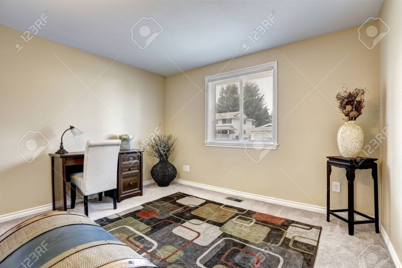 木製の机と白い椅子オフィス インテリア カーペットの床と植木鉢と小さなテーブルにカラフルなラグ の写真素材 画像素材 Image