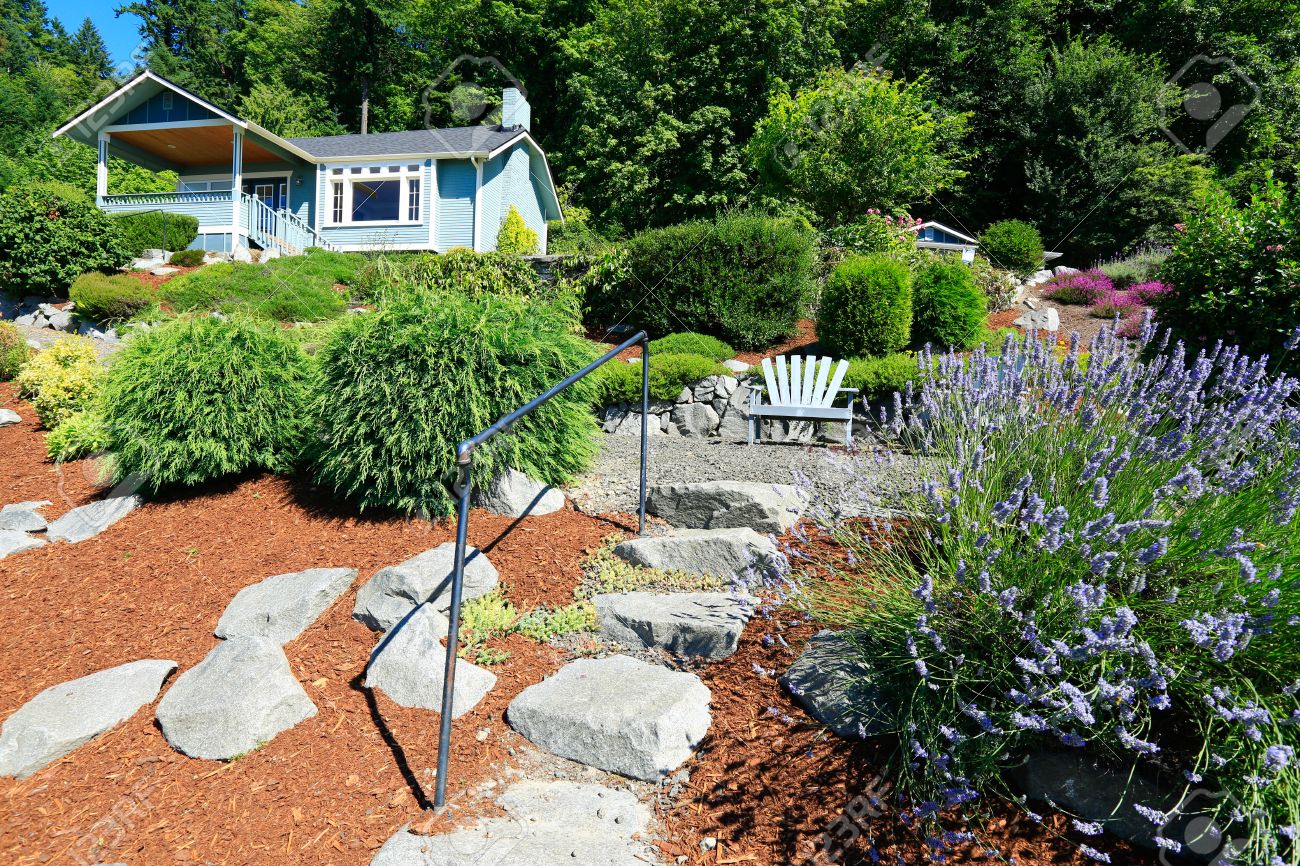 美しい前庭風景のある家 椅子のある屋外の休憩エリア 港町果樹園 ワシントン州 の写真素材 画像素材 Image