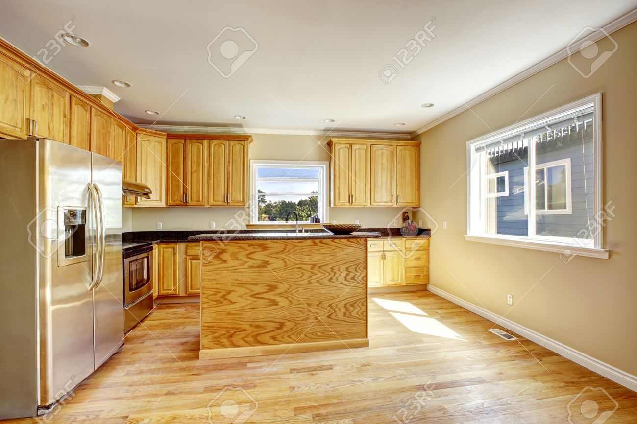 Keuken Kamer Interieur In Leeg Huis. Lichtbruine Houten Kasten Met ... Keuken Kamer Interieur In Leeg Huis. Lichtbruine Houten Kasten Met ...