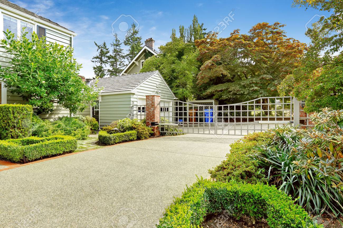タコマ ワシントン州の高級不動産 私道と大きな Entance ゲートの家 フロント ヤードの造園 の写真素材 画像素材 Image